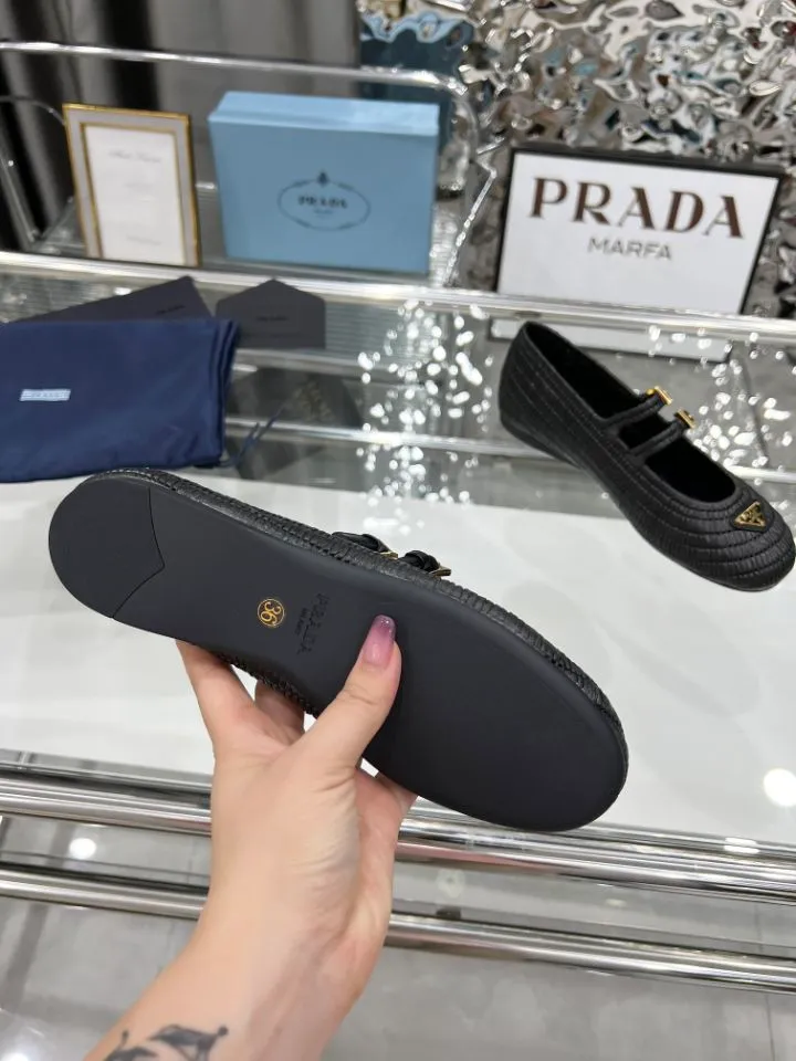 👟👟Ex-factory price 660👟👟 25ss ❤❤PRADA new summer espadrille shoes PRAD summer limited Prada espadrille shoes This time, the ballet shoe silhouette reinterprets the classic from a new seasonal perspective. Prada's summer style reflects the brand's ever-evolving aesthetic 🔥 Softly deconstructed flat silhouettes 🔥 Rooted in a new concept of formal style. 🔥Female elements are reinterpreted with a light attitude, and natural materials enhance the seasonal atmosphere. 🔥Add texture and lazy elegance. The entire pair of shoes has 3888 holes with intricate workmanship. The imported raffia is all hand-woven. The original version is made 1:1. Sizes 35-41 (no rush orders!!!)